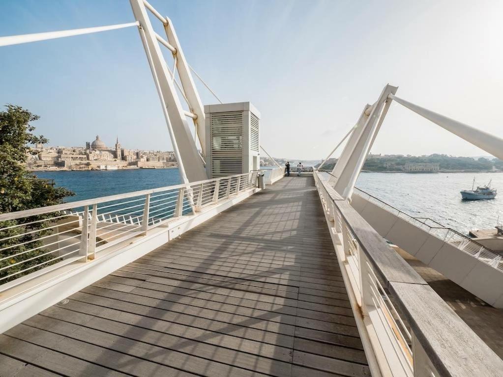 Luxury Apt With Side Seaviews And Pool, Best Location Sliema Bagian luar foto