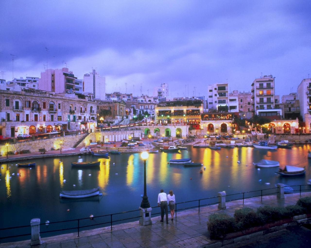 Luxury Apt With Side Seaviews And Pool, Best Location Sliema Bagian luar foto