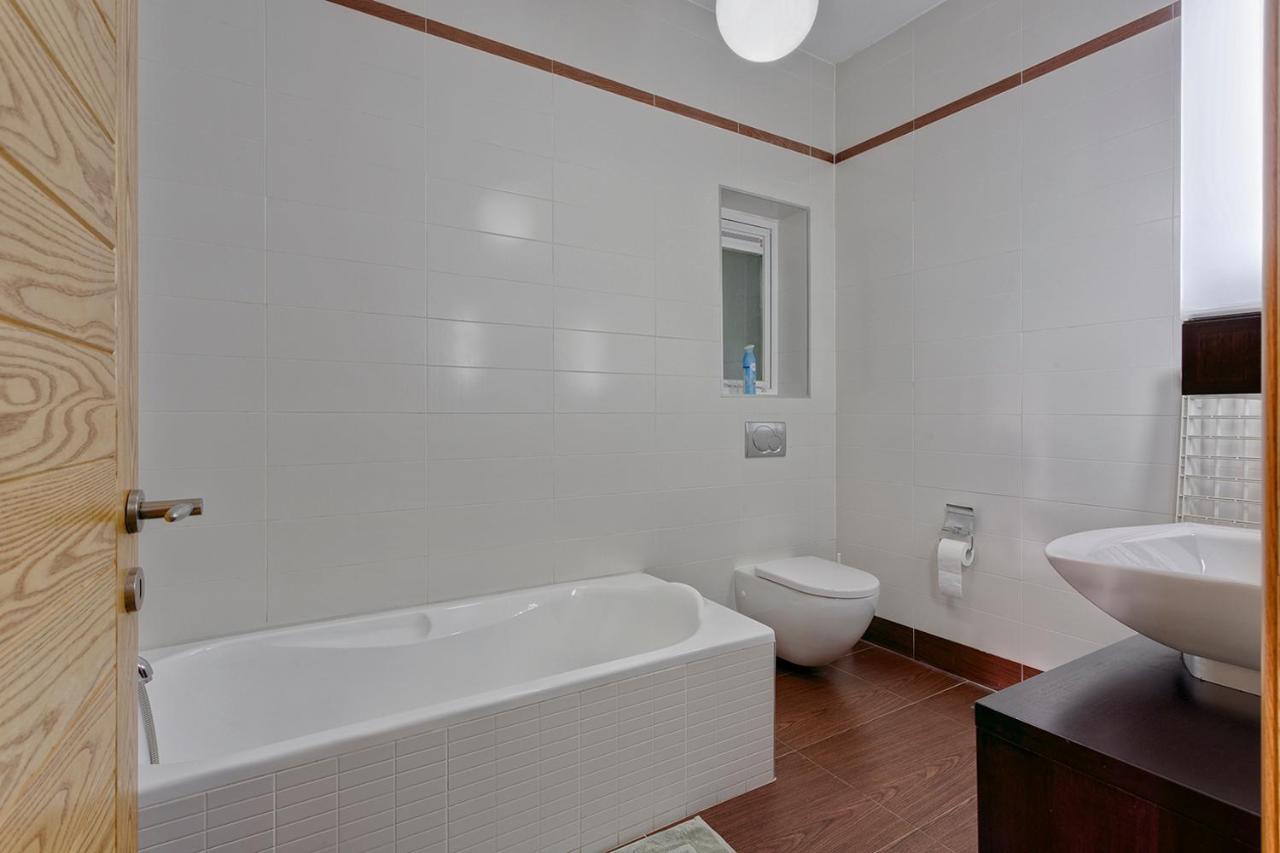 Luxury Apt With Side Seaviews And Pool, Best Location Sliema Bagian luar foto