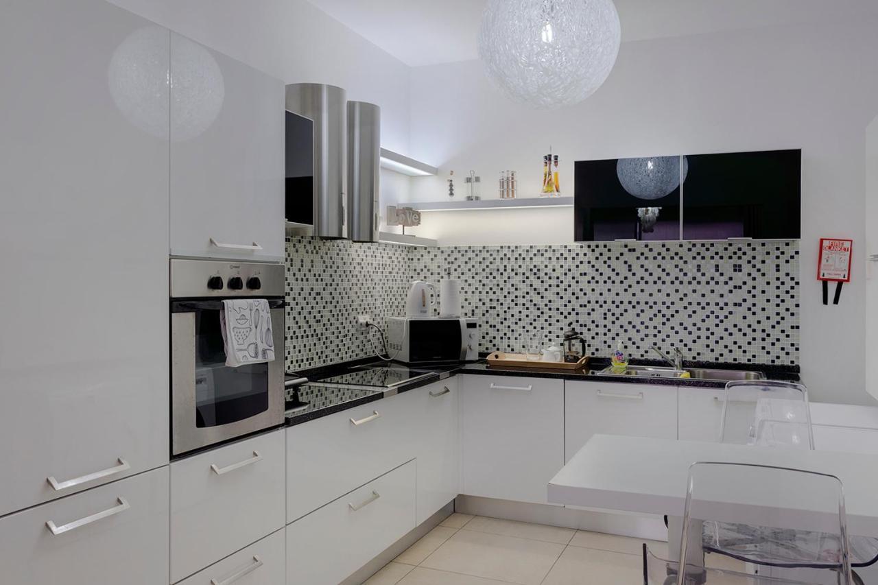 Luxury Apt With Side Seaviews And Pool, Best Location Sliema Bagian luar foto